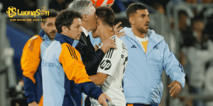 Ancelotti hôn Guler sau màn trình diễn xuất sắc.